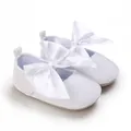Vista detallada de zapatos de princesa blancos para bebé con grandes lazos de satén - Blanco