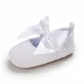 Vue détaillée de chaussure princesse bébé blanche avec noeud en satin et texture velours - Blanc