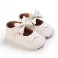 Detailansicht cremeweißer Baby-Prinzessinenschuhe mit weicher Schleife und Wellenkante - Weiß
