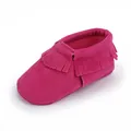 Nahaufnahme von rosa Baby-Mokassins aus Wildleder mit Fransen und weichem Lauflern-Design - Fuchsia