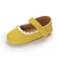Detailansicht gelber Baby-Mary-Jane-Schuhe mit gewelltem Rand und Klettverschluss - Gelb