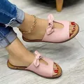 Detailansicht der rosa Damen-Flachsandalen mit stilvoller Schleife und hohlem Design. - 36 / Rosa