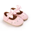 Vue détaillée de chaussures de princesse roses pour bébé avec nœud en satin et paillettes. - Rose