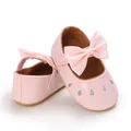 Dichtbij van roze baby prinses wandelschoenen voor meisjes met satijnen strik en motieven - Roze