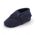 Detailansicht eines dunkelblauen Babyschuhs mit weicher Sohle und Fransenverzierung - Dunkelblau
