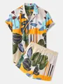 Vista detallada del conjunto de playa para hombre con estampado de hojas tropicales. - S / Top Y Pantalón
