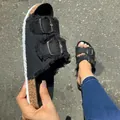 Dettaglio dei sandali in denim nero da donna con doppia fibbia e suola in sughero - Nero