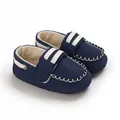 Primer plano detallado de zapatos de bebé azul marino con suela blanda y costuras - Azul