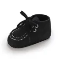 Detailansicht der schwarzen Baby-Laufschuhe mit Schnürsenkeln und weißen Nähten - Schwarz