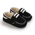 Detalle de los zapatos de bebé negros con suela blanda y cierre de velcro blanco - Negro