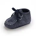 Detailansicht dunkelblauer Babyschuhe mit Riss-Textur und weichen Schnürsenkeln. - Blau