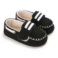 Vista detallada de zapatos de lona negros para bebé con costuras blancas. - E92 Negro (Todo Tela)