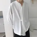 Dettaglio di una camicia bianca larga a maniche lunghe in stile coreano con scollo a V - Bianco