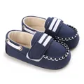 Detalle de cerca de los zapatos de lona azul marino para bebé niño con rayas blancas - E92 Azul (Todo Tela)
