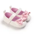 Detail von weißen Baby-Mary-Jane-Schuhen mit weicher Sohle und rosa Schleife - Weiß