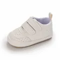 Vista laterale dettagliata di scarpe in pelle PU bianche per neonato con suola morbida - Bianco