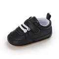 Vista detallada de zapatos negros para caminar para bebés con suelas de goma suave antideslizantes - Negro