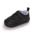 Primo piano di scarpine per neonati in pelle PU nera con velcro e suola morbida - Nero