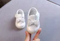 Detail von weißen Prinzessinnenschuhen für Babys mit glitzernder Perlen-Schleife - Weiß 006