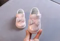 Detailansicht der rosa Baby-Prinzessinenschuhe mit Perlen- und Strassschleife. - Rosa 006