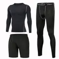 Dichtbij weergave van de zwarte sportset voor heren inclusief compressietop en sportleggings - S / Set / Grijze Lijn Stijl