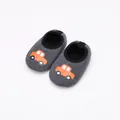 Vue détaillée de chaussures de marche pour bébé en gris avec motifs de voitures. - Gris Voiture Doublé Polaire