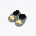 Vue de dessus de chaussures de marche bébé en velours côtelé vert avec motif auto. - Vert Voiture Doublé Polaire