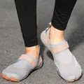 Grijze en oranje vijf-vinger waterschoenen met ademend mesh en een klittenbandsluiting - 35 / Lichtgrijs