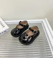 Zapatos Mary Jane de charol negro para niñas pequeñas con suela de goma suave - Negro