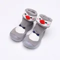 Dettaglio di scarpe a calzino per neonati con pinguino cartone e suole grigie morbide - Taglia 18/19 (Lunghezza Interna 11.5cm) / Viola Cartone (Risvolto)