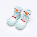 Vue détaillée du motif canard mignon sur les chaussures de marche bébé. - Bleu Ciel Dessin Animé (Revers)