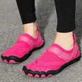 Levendige roze unisex barefoot waterschoenen met verstelbare band en teenbescherming - 35 / Rozerood