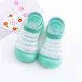Nahaufnahme von atmungsaktiven mintgrünen Baby-Laufsocken aus Eisseide mit weichen Sohlen - Grün