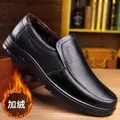 Klassische schwarze Leder-Slipper für Herren mit warmem braunem Fleecefutter für den Winter - Schwarz Gefüttertes Modell (1902)