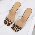 Vista detallada de sandalias de leopardo con tiras transparentes y tacones de copa - 36 / Estampado de leopardo