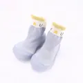 Detailansicht hellblauer Baby-Stricksockenschuhe mit weicher Gummisohle für Kleinkinder - Blauer Stern Kappe