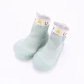 Detailansicht der minzgrünen Baby-Söckchenschuhe mit weichen Gummisohlen. - Grüner Stern Kappe