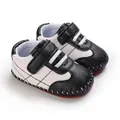 Primo piano di scarpe da camminata per neonati in pelle PU bianca e nera - Nero