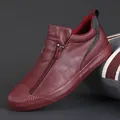 Detailaufnahme von stilvollen burgunderroten Herren-Leder-Sneakern mit Reißverschluss - 38 / Ganz Weinrot
