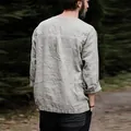 Vista posteriore di una camicia da uomo in lino e cotone grigio chiaro, vestibilità ampia - Taglia S / Top / Grigio