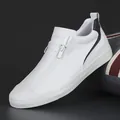 Detailansicht weißer Leder-Sneaker mit Reißverschluss und strukturierter Zehenkappe. - 38 / Weiß