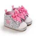 Dettaglio scarpe neonata leopardate con grandi fiocchi rosa e stella di glitter - Lunghezza Interna 11cm / Argento Scintillante