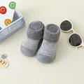 Detailansicht grauer Baby-Socken-Schuhe aus Baumwolle mit warmem Fleecefutter und weicher Sohle. - Grau
