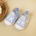 Hellblaue, atmungsaktive Strick-Lauflernschuhe für Babys mit weißer OK-Aufschrift. - Blauer Buchstabe OK