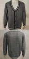 Cardigan uomo grigio lavorato a trecce con bordi a righe e scollo a V modello SKU - Grigio