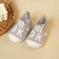 Graue atmungsaktive Baby-Lauflernschuhe aus Fly-Knit mit OK-Muster und Gummisohle - Grauer Buchstabe OK