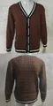 Cardigan da uomo in maglia a trecce marrone con bordi a righe e chiusura con bottoni frontali - Marrone chiaro