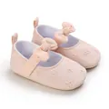 Vista detallada de zapatos de princesa rosa para bebé con bordados florales y suela suave - Albaricoque