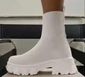 Détail latéral d'une bottine chaussette blanche à plateforme épaisse et semelle crantée. - 38 / Blanc