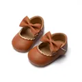 Klassieke bruine kunstleren baby prinsessenschoenen met grote strik en geschulpte rand - 12cm (6-12 maanden) / 73.1g / Bruin (1628)